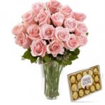 14-ARRANJO  ROSAS COR DE ROSAS + FERRERO ROCHER 12 UND ( VASO DE VIDRO )