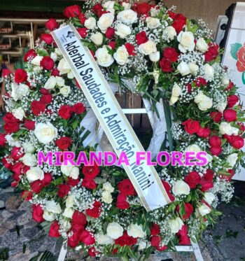 53 - COROA EUROPÉIA ROSAS VERMELHAS E BRANCAS