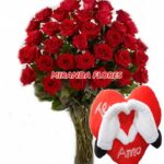 08- ARRANJO BASE DE VIDRO C/  24 ROSAS VERMELHAS + CORAÇÃO C/ MÃO "S2"