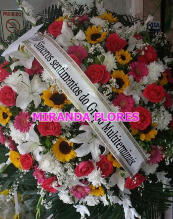 52 - COROA ROSAS GERBERAS E LIRIOS